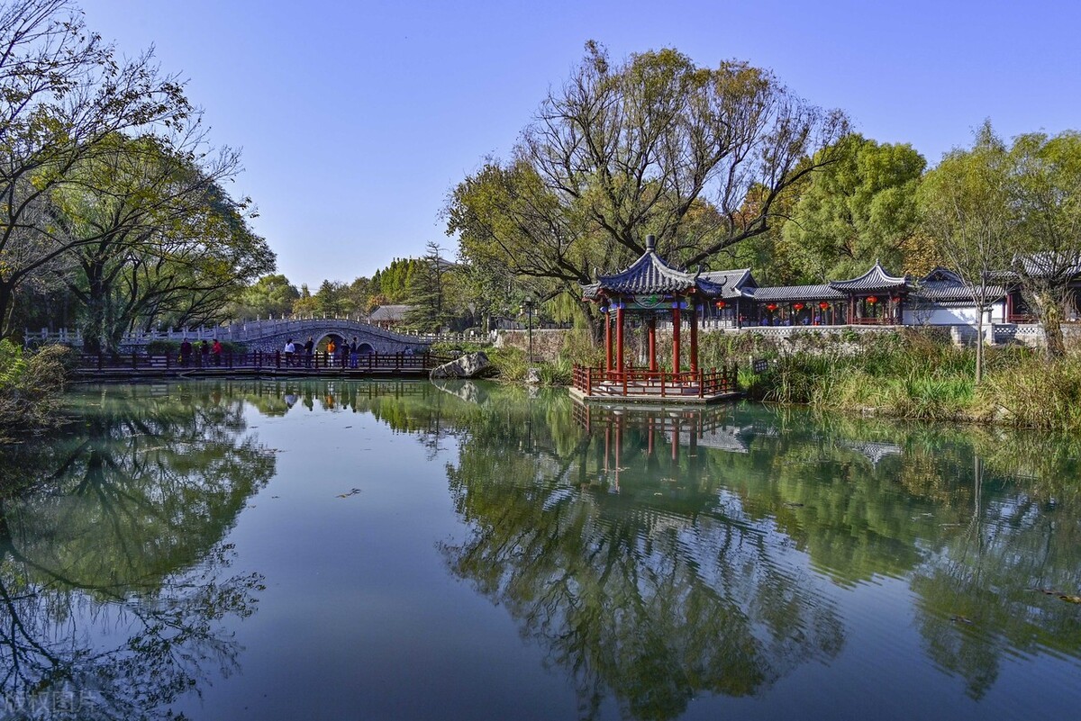 山东省青州市的范公亭公园内,深秋的气息已经弥漫开来