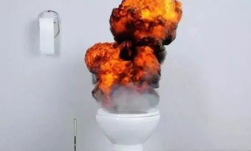 回顾马桶变炸弹每年炸烂3w个屁股你家马桶是这样的要当心了