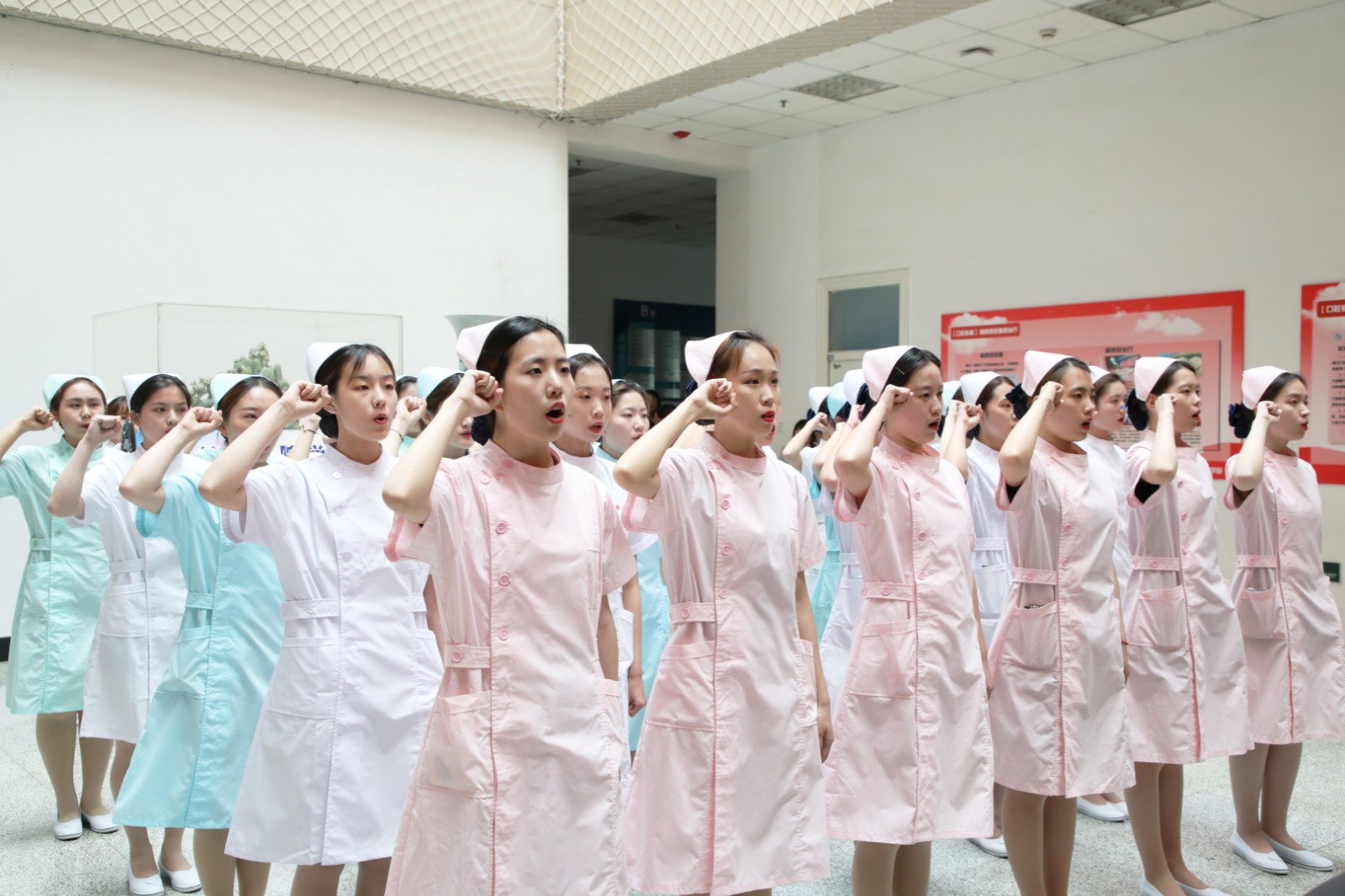 第110个国际护士节 沈阳医学院为准护士举行授帽仪式