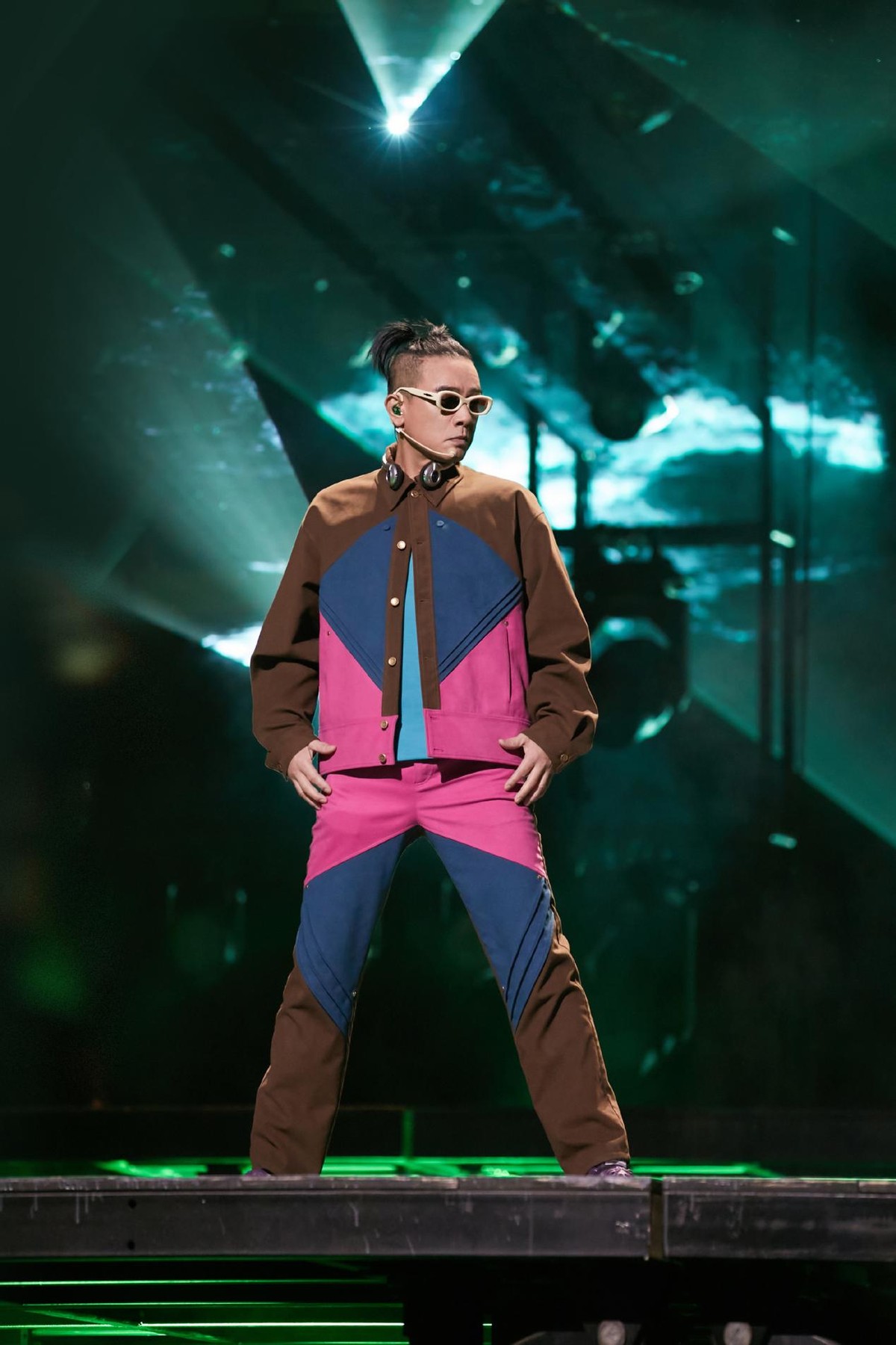 陈小春的减龄穿搭,"运动套装"造型活力十足,这哪像55岁了