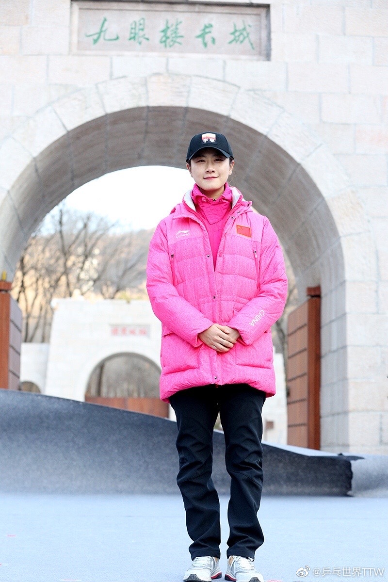 丁宁将回归赛场!还没归队进行训练,穿粉色外套爬长城被曝恐高