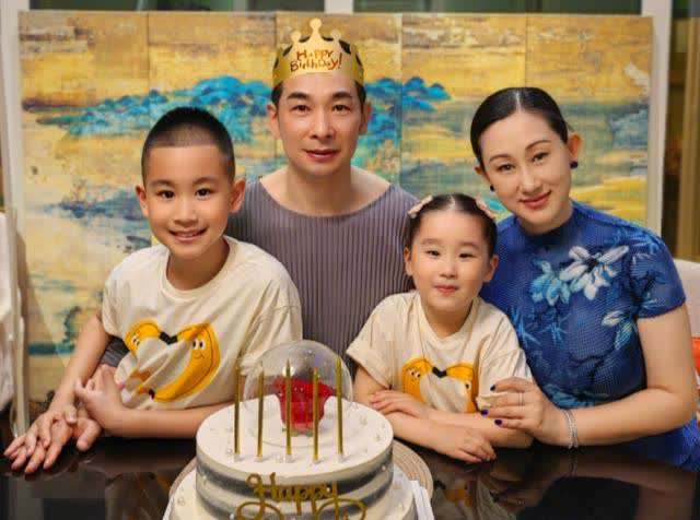 演员赵文卓晒出庆生照,二儿子和他长得太像,小女儿超级乖巧