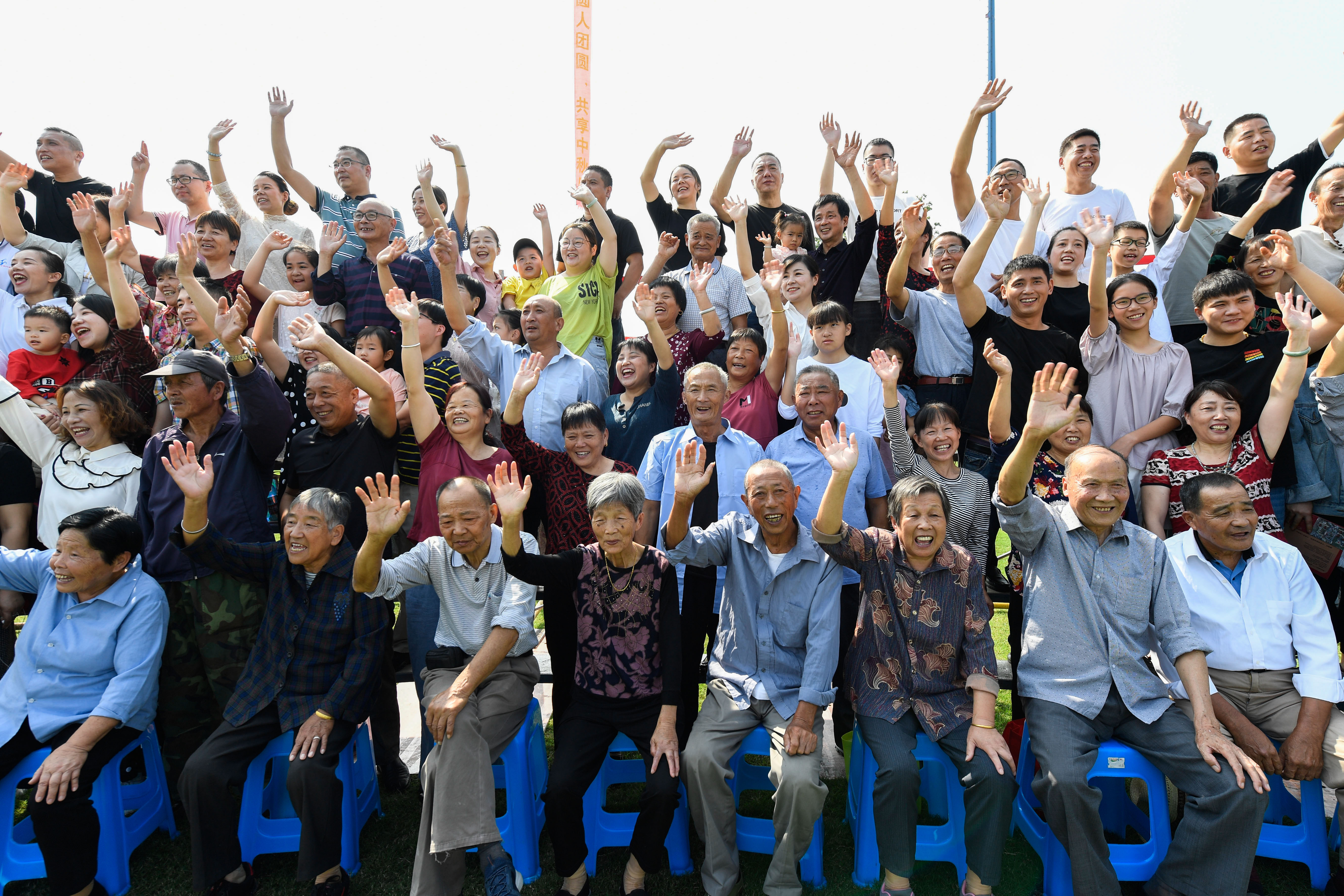 美丽乡村全家福 小康路上晒幸福