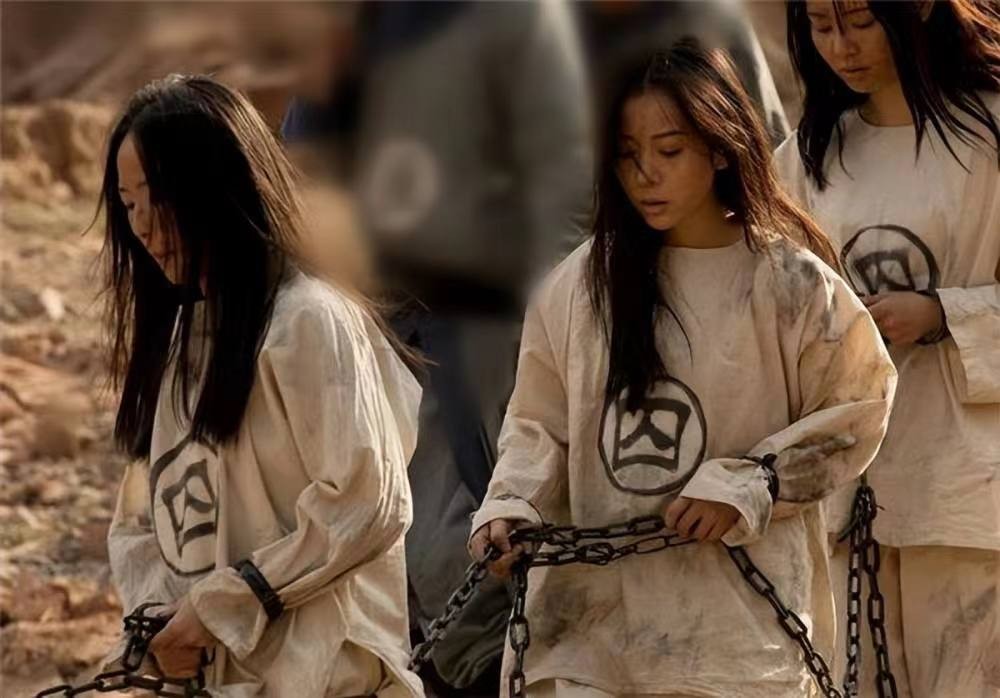 古代女囚犯被流放千里,官差们争相抢送,不止是捞油水那么简单