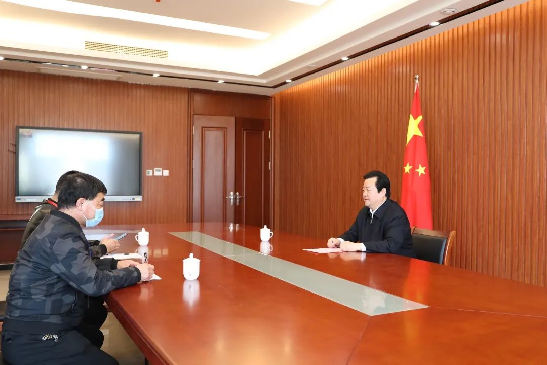 县委书记薛洪志参加第七次全国人口普查登记