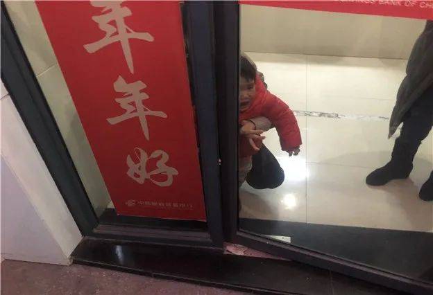 北京一男子手指被卡蒸笼孔洞解救途中：“我拍个抖音可以吗？”