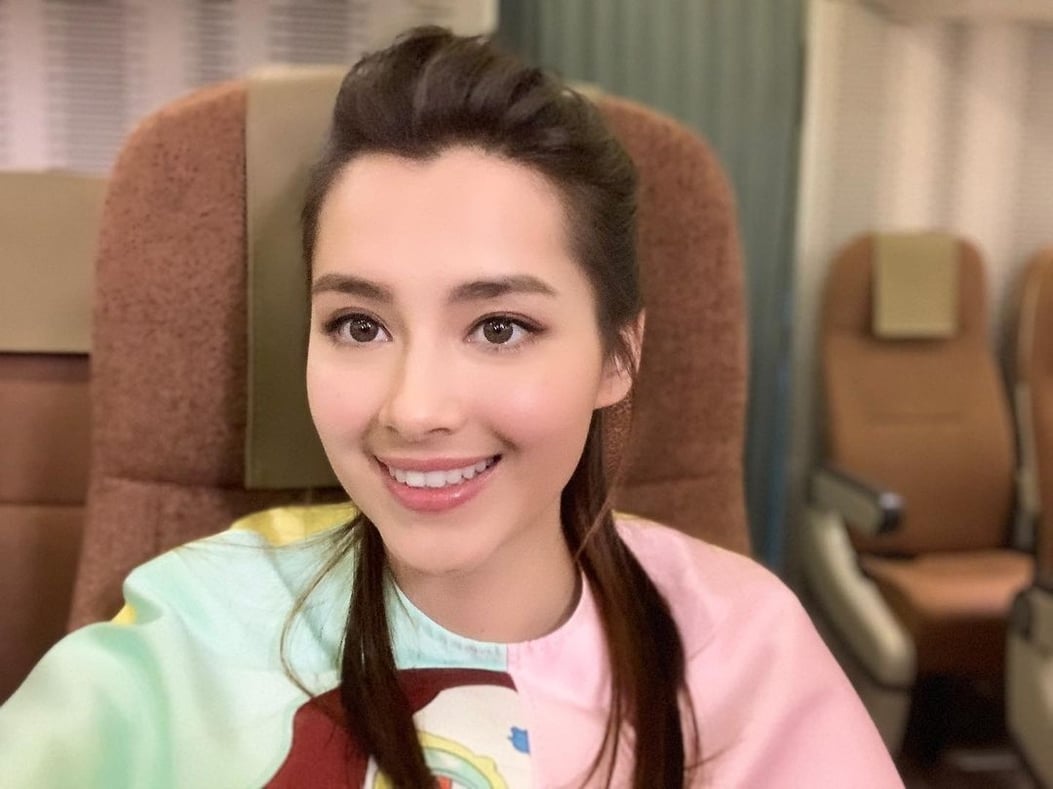 港姐谢嘉怡全素颜出镜,肤色黝黑兼眼袋好大,化妆前后差别超大