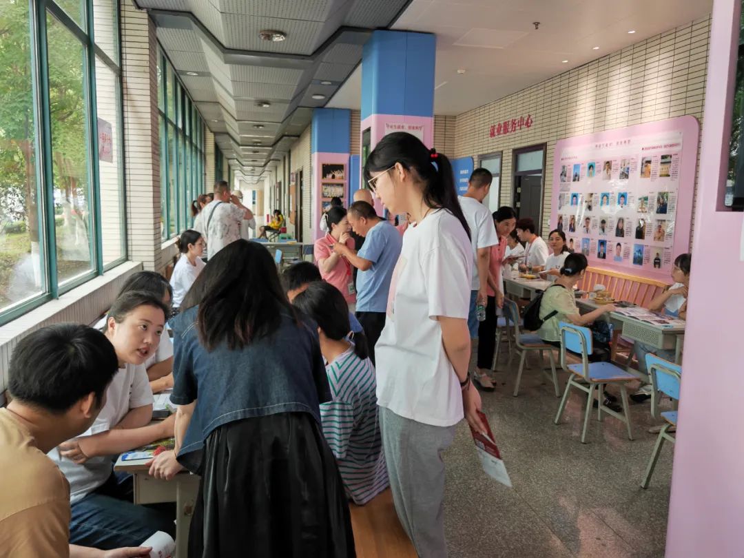 集团参加南京卫生学校中招校园咨询会