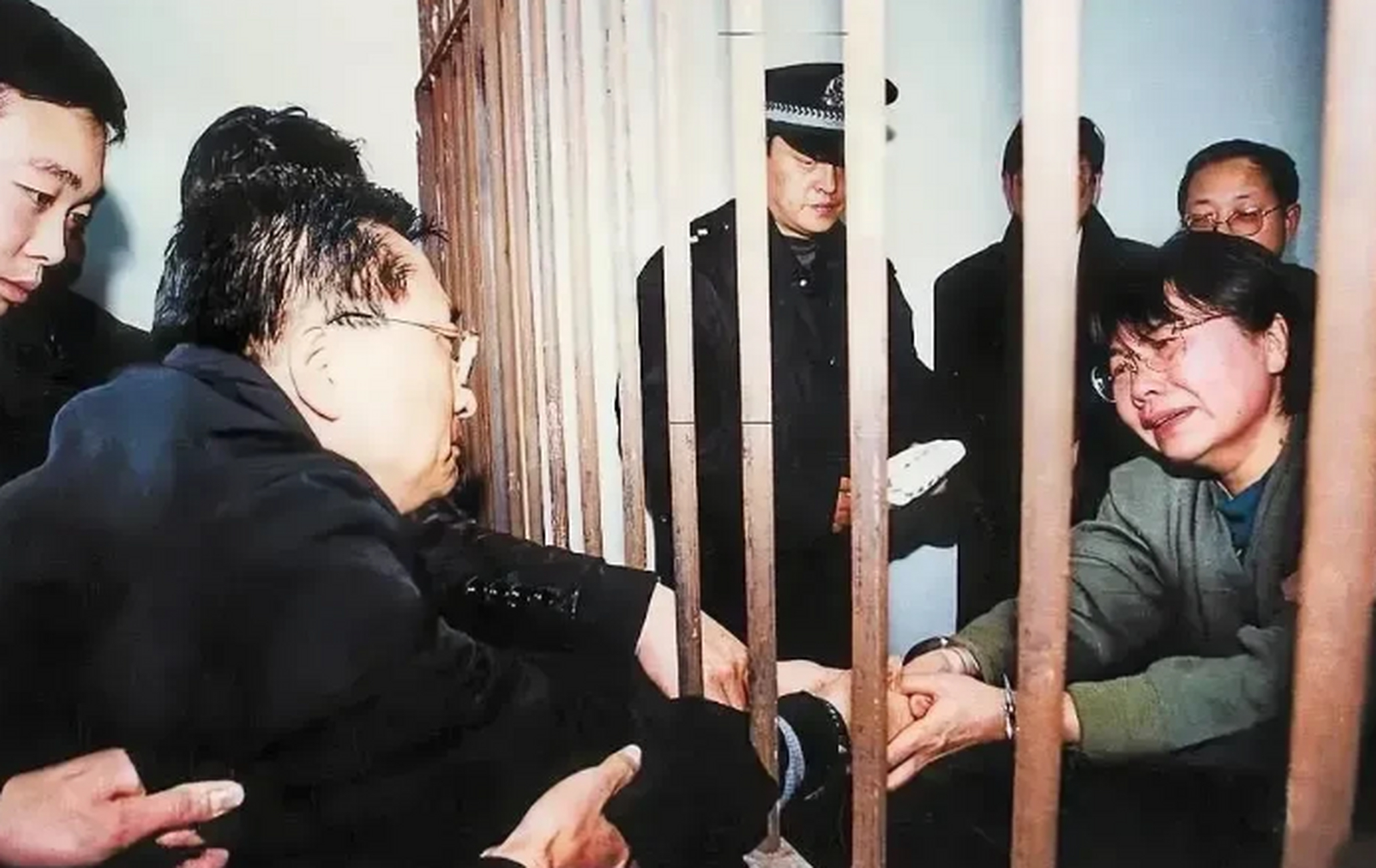 马向东与妻子章亚非的感情显然非常深厚,但马向东过去的犯罪行为最终