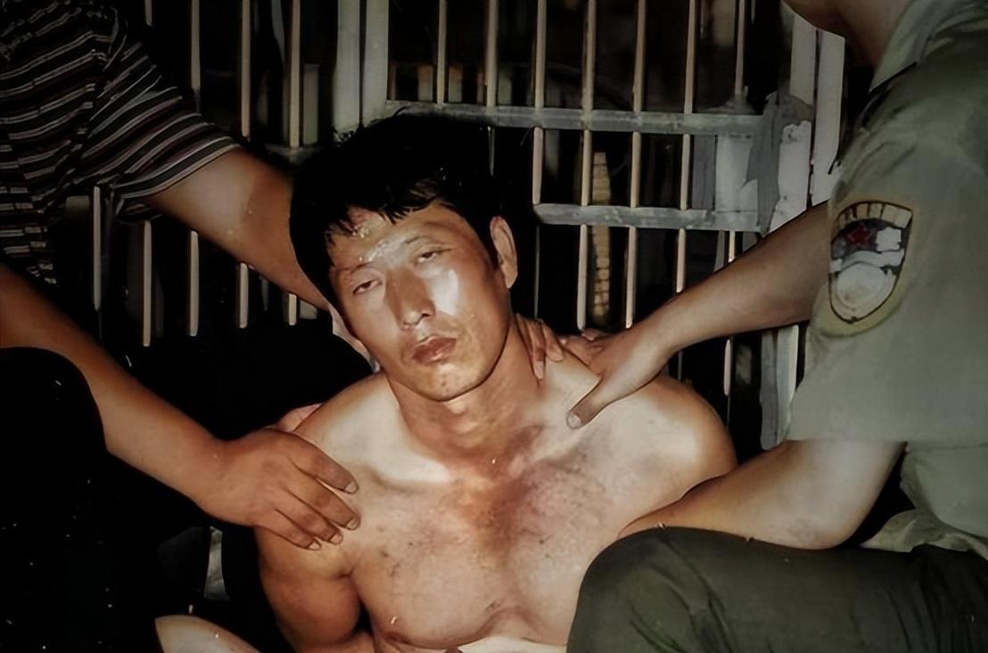 1997年白宝山被判死刑,情人谢宗芬被判12年,出狱后她又回到新疆