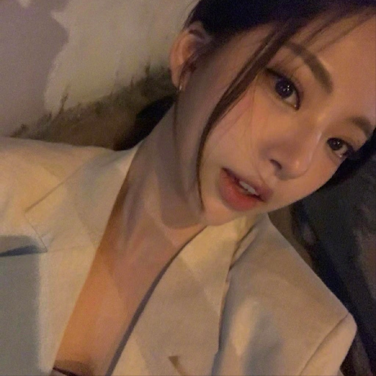 近日,有网友扒出疑似权志龙新恋情,和女生自拍背景相同,同一地点的