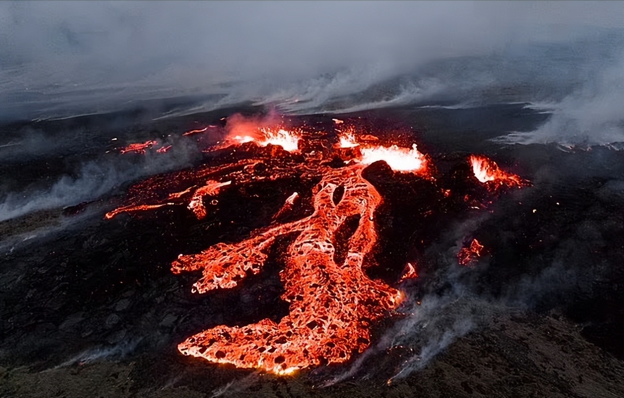 冰岛火山喷发:火山附近被限制人群,喷发的气体充满威胁