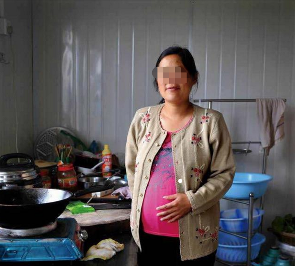 回顾男婴从沙发跌落摔伤,父母崩溃双双跳楼身亡,今男孩已上小学