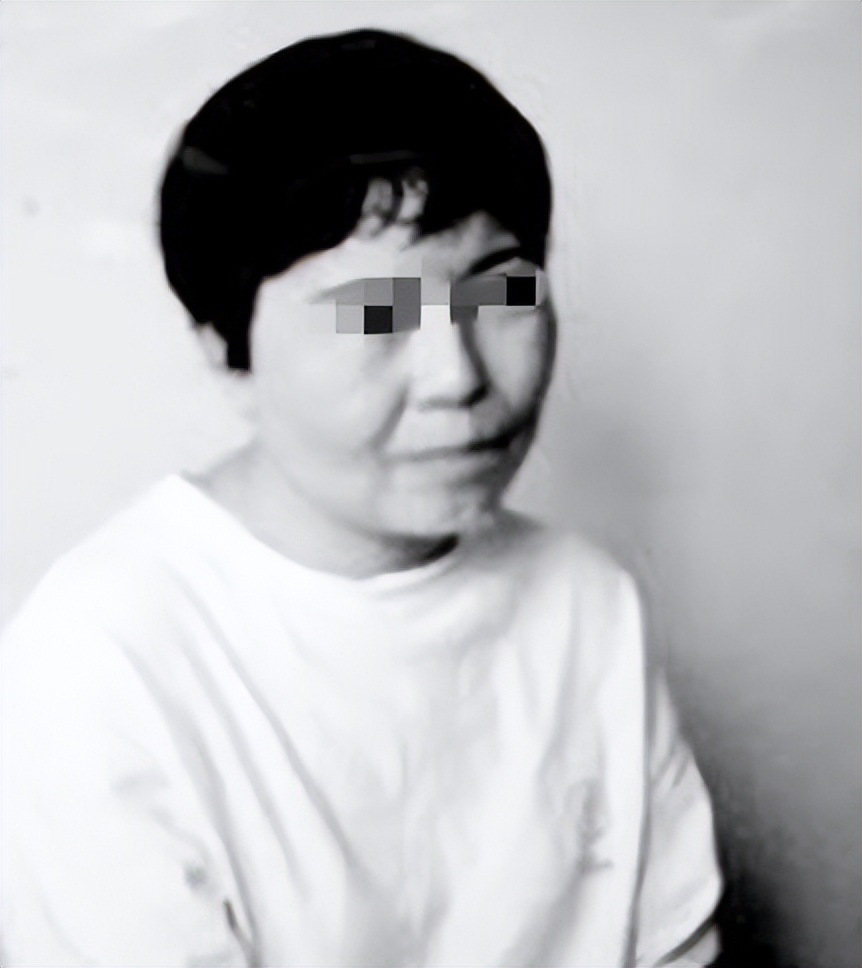 2001秦直碧走下法庭,含泪签完字后被押死刑车,枪决前表情镇静