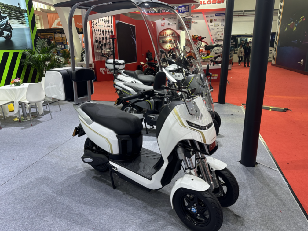 斗风s1110摩托车亮相配110cc风冷马达可自动变速极速80码