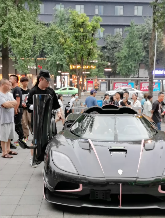 回顾五位隐藏网红富二代王红权星成珠宝批发商2700万拍下珍品