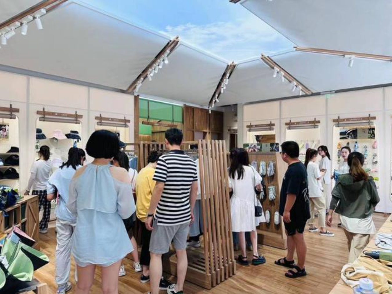 蕉下首家街边概念店「春台店」亮相成都春熙路