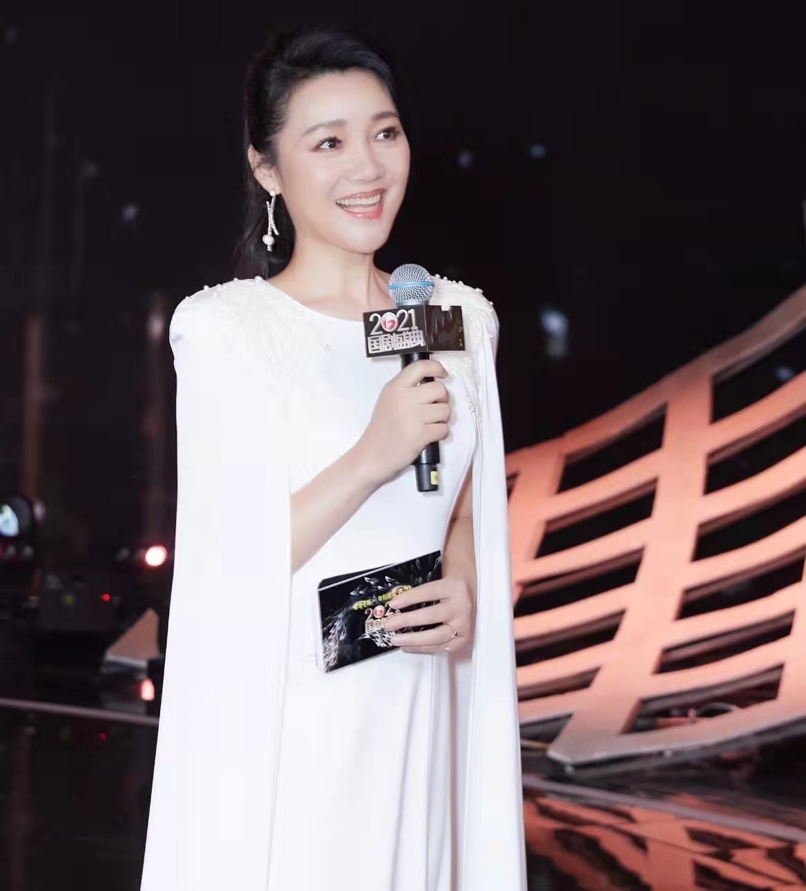 国剧盛典亮点:周群换三套礼服,扫黑风暴剧组合体,倪萍力赞刘涛