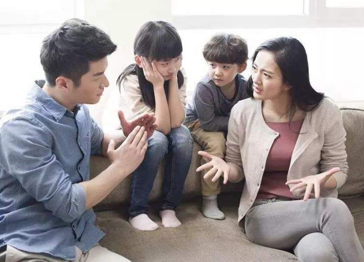 6岁熊孩子在家没人管,接连划损小区13辆汽车,车主纷纷报警!