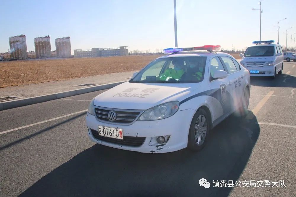 镇赉县公安局交巡警大队举行道路交通事故 应急救援绿色通道演练