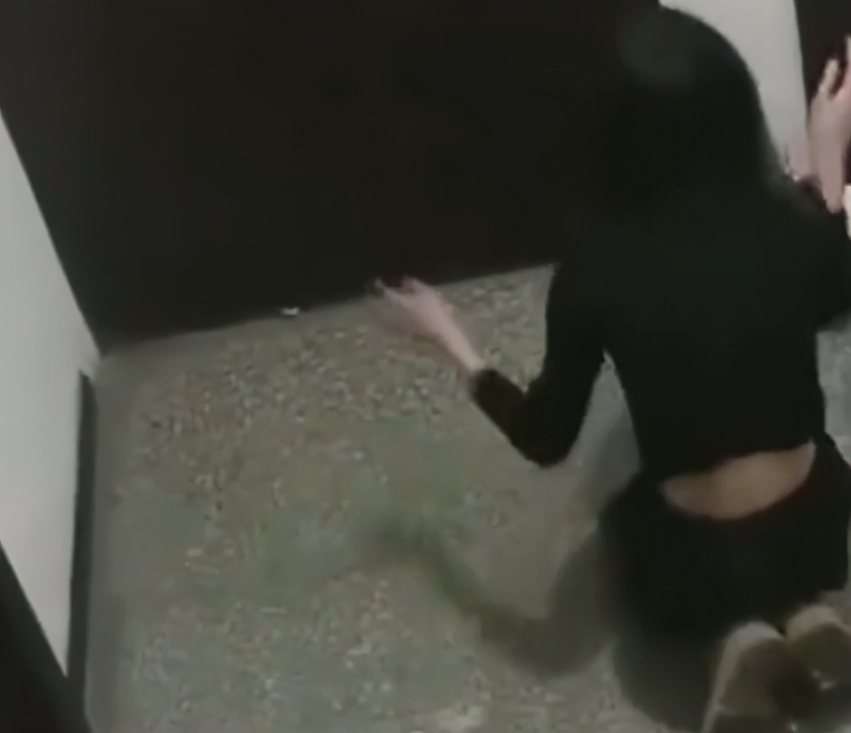 四川女子凌晨跑到男友家,跪地痛哭求男友开门,邻居:报警几十次