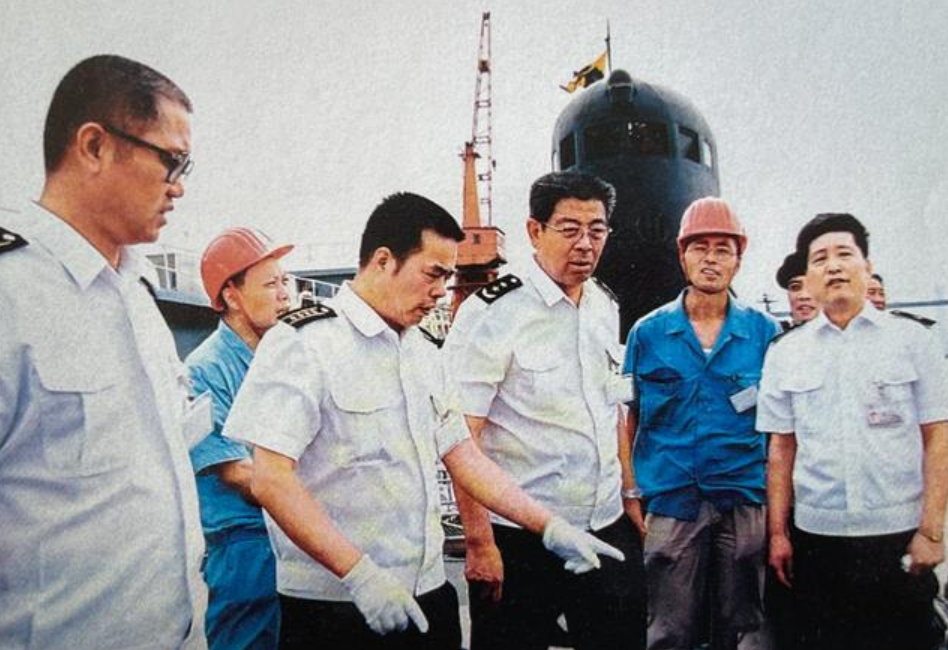 他是红二代出身,60岁任海军副司令,中将军衔,曾获科技进步奖