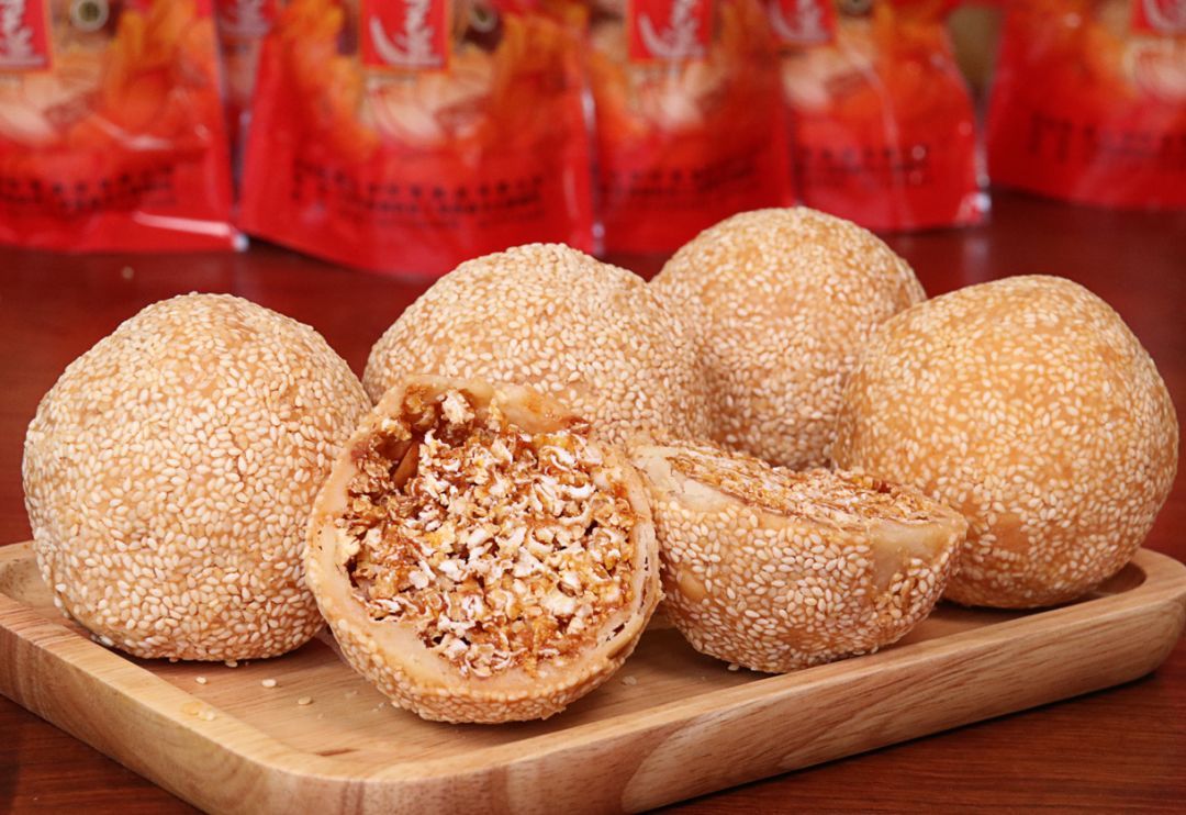 在寒冷的冬日里,我的家乡广东有一种独特的美食——煎堆.