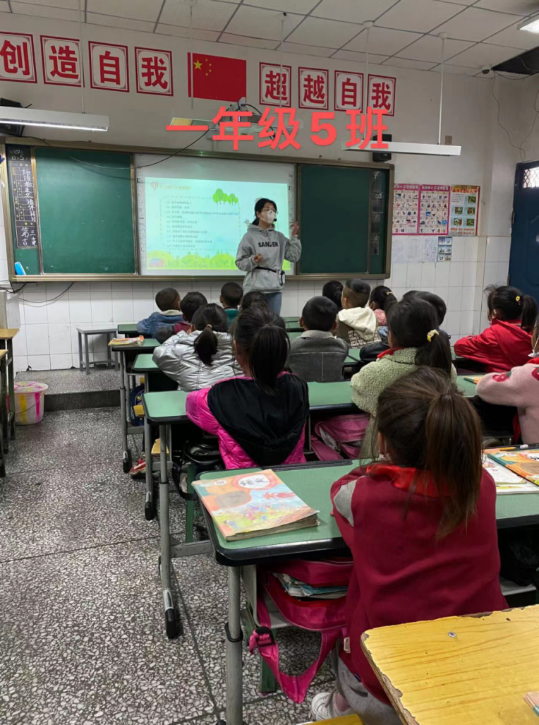 昭觉县工农兵小学校开展"文明健康,绿色环保"主题班会