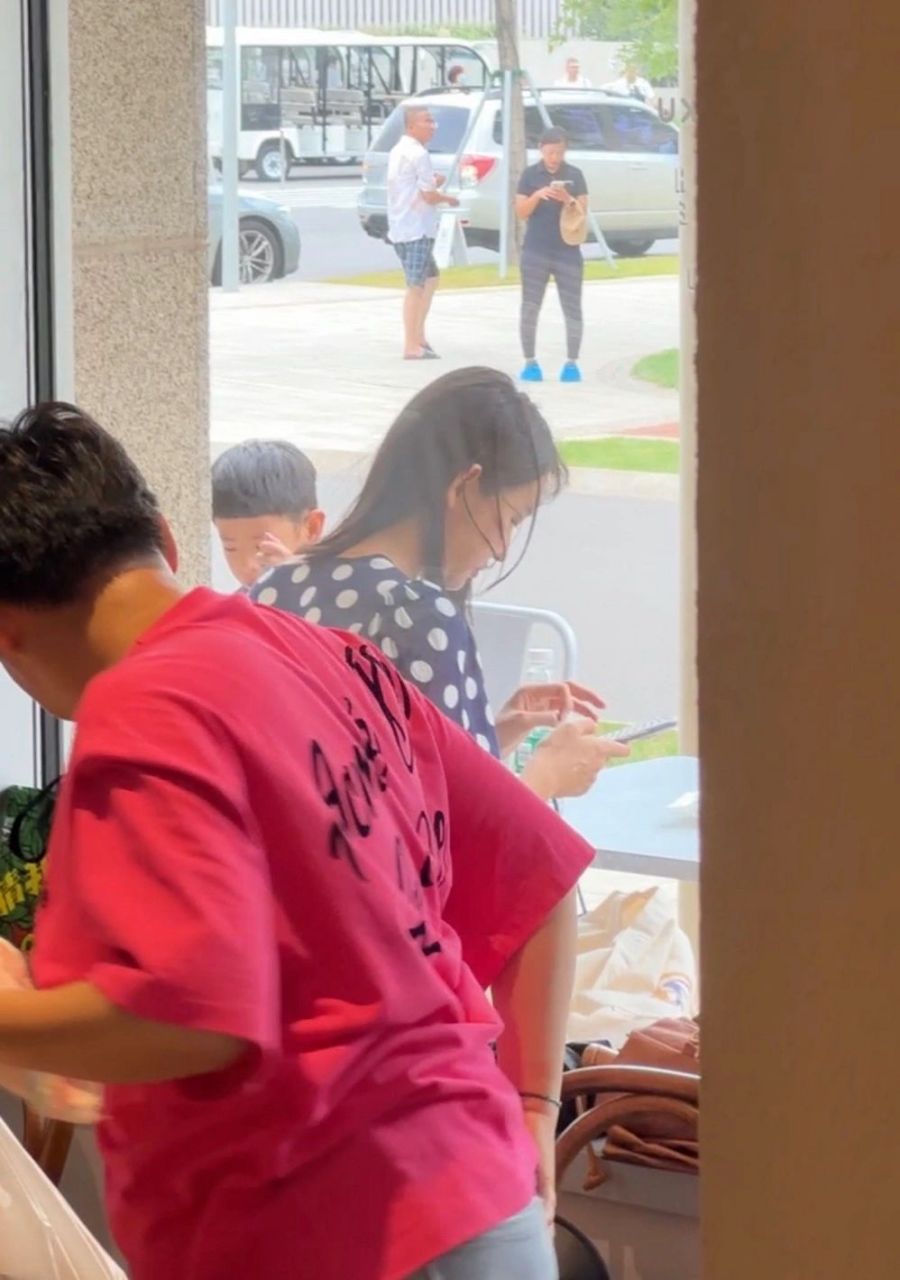 阿那亚偶遇明星之张梓琳一家 在阿那亚宿咕面包店偶遇超模张梓琳一家