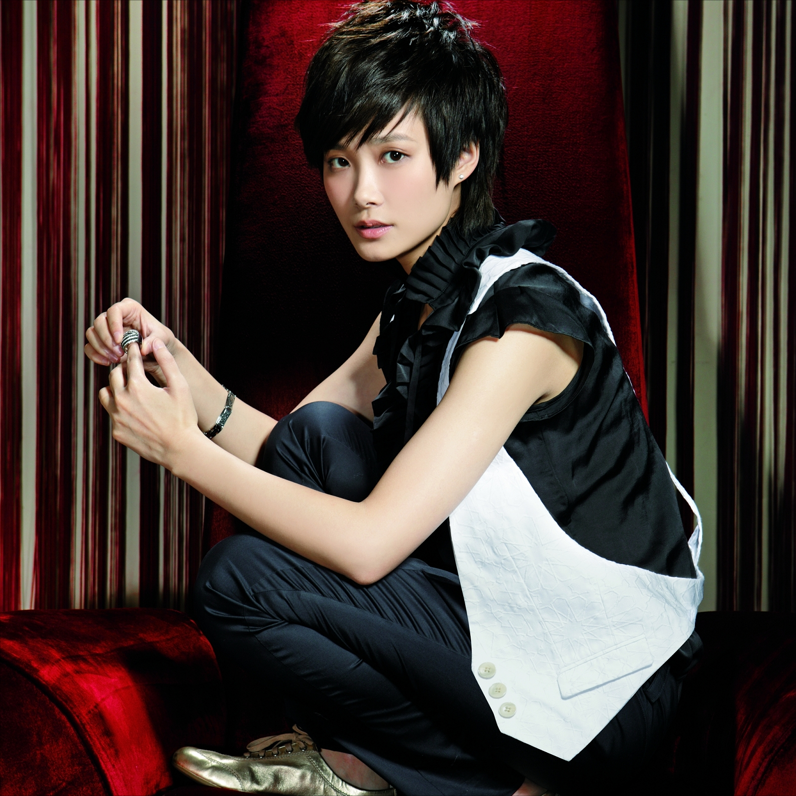 歌手潘美辰晒搞怪写真 满脸胡茬无法辨认 曾与同性接吻52岁仍单身