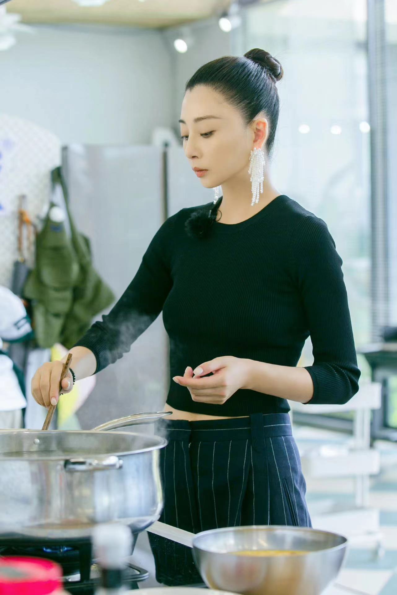 《中餐厅6》殷桃综艺首秀,靠健身保持身材的人,精气神不一样