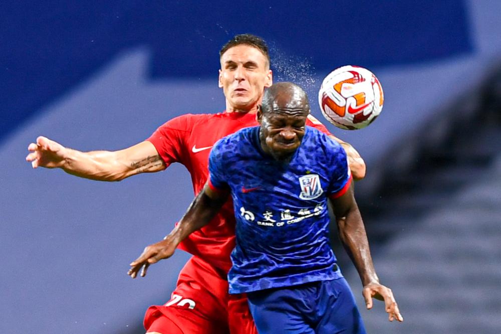 上海申花2-1梅州客家,主裁判抢戏,黑风双煞将"快乐"进行到底