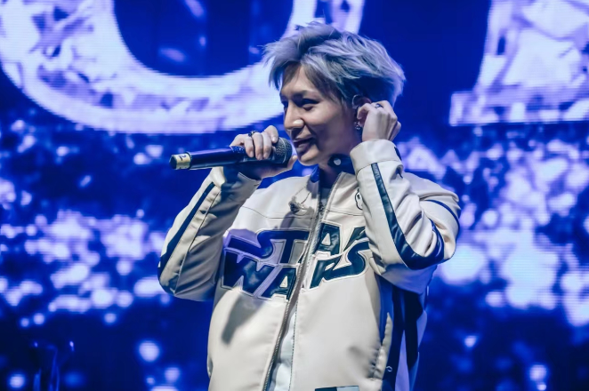 流行摇滚歌手梁君诺十年后再唱《浮夸》