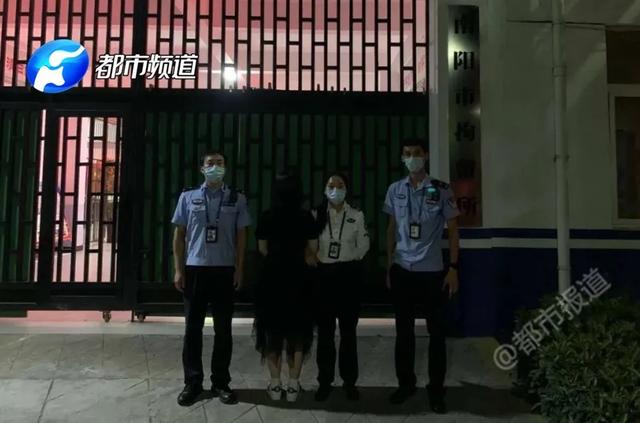 热点|女子首次坐飞机打开应急舱门被拘，并非故意捣乱但原因让人哭笑不得