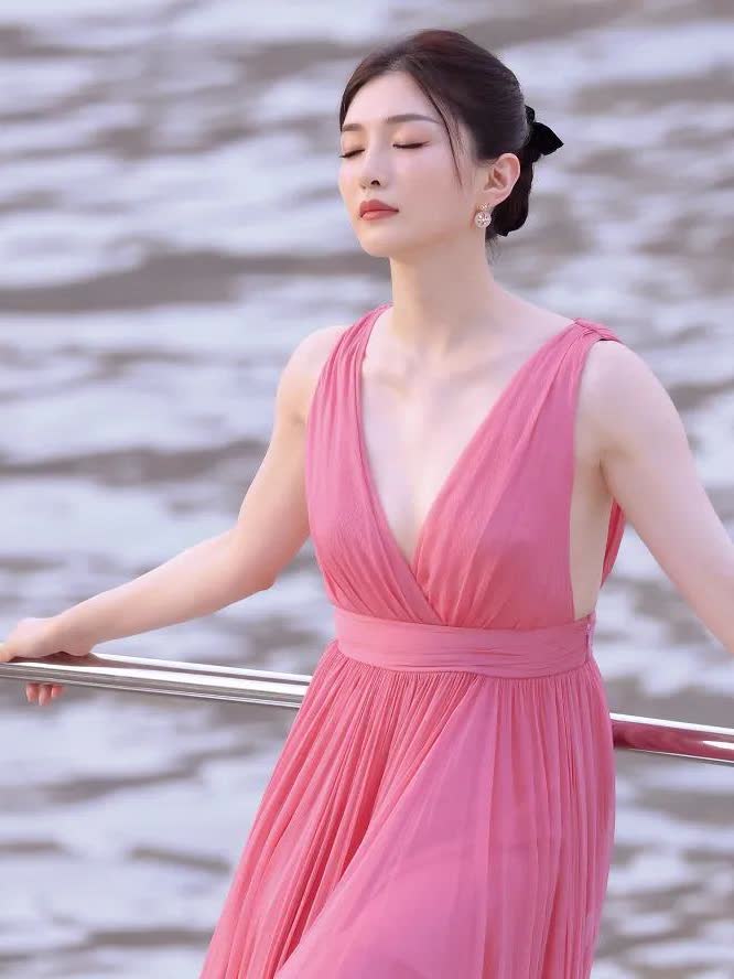 江疏影身穿玫红色长裙优雅地站在海边散发出纯净而迷人的气质