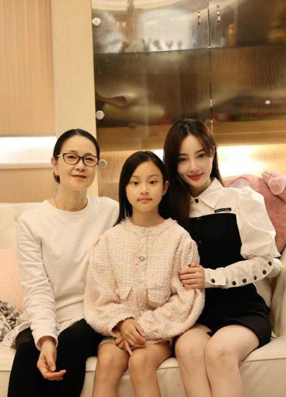 李小璐和贾乃亮10岁女儿模样大变!大眼睛和尖下巴惊艳全场