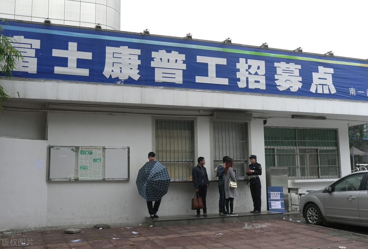 派遣工和正式员工干同样活,收入不同,没有同工同酬可以告他吗?