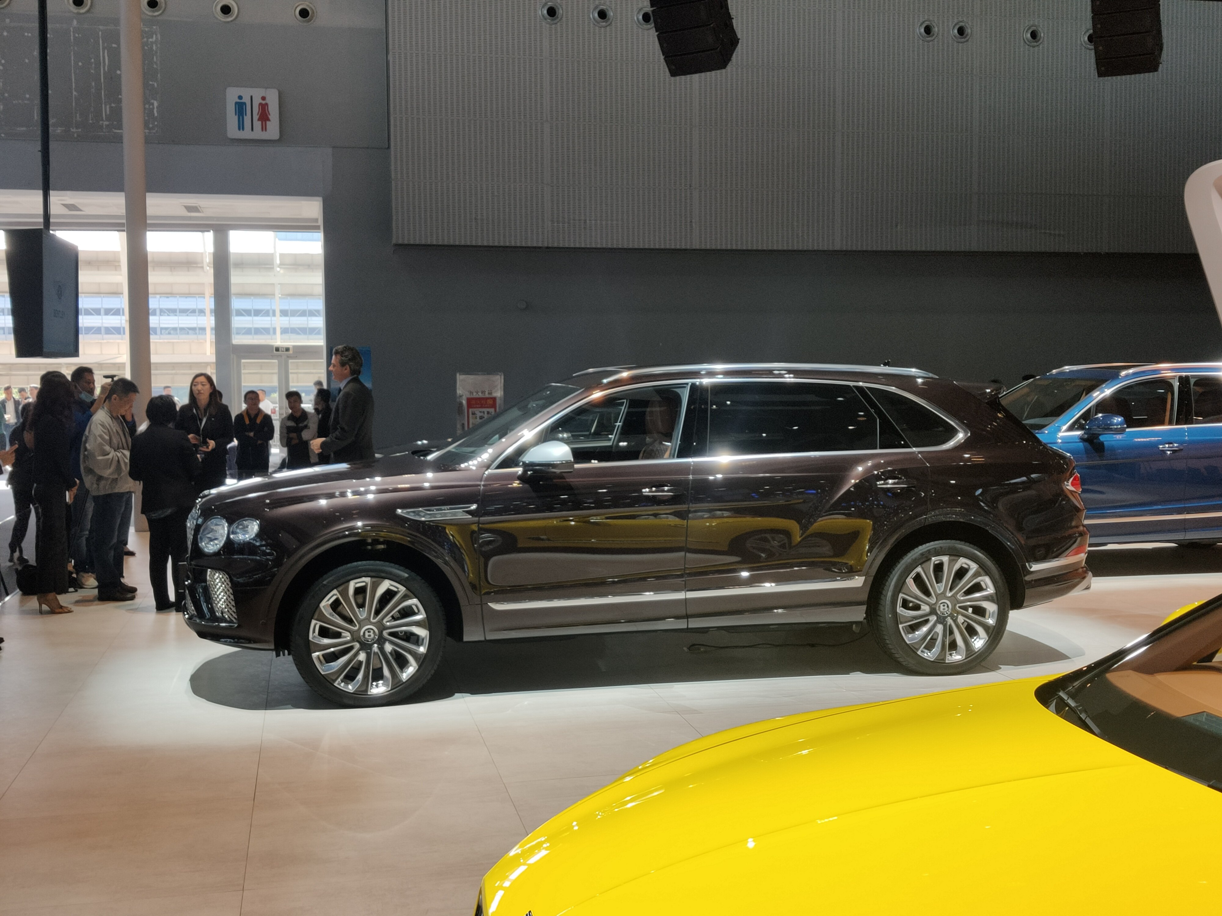 宾利添越长轴距mulliner版,标配航空级座椅套件