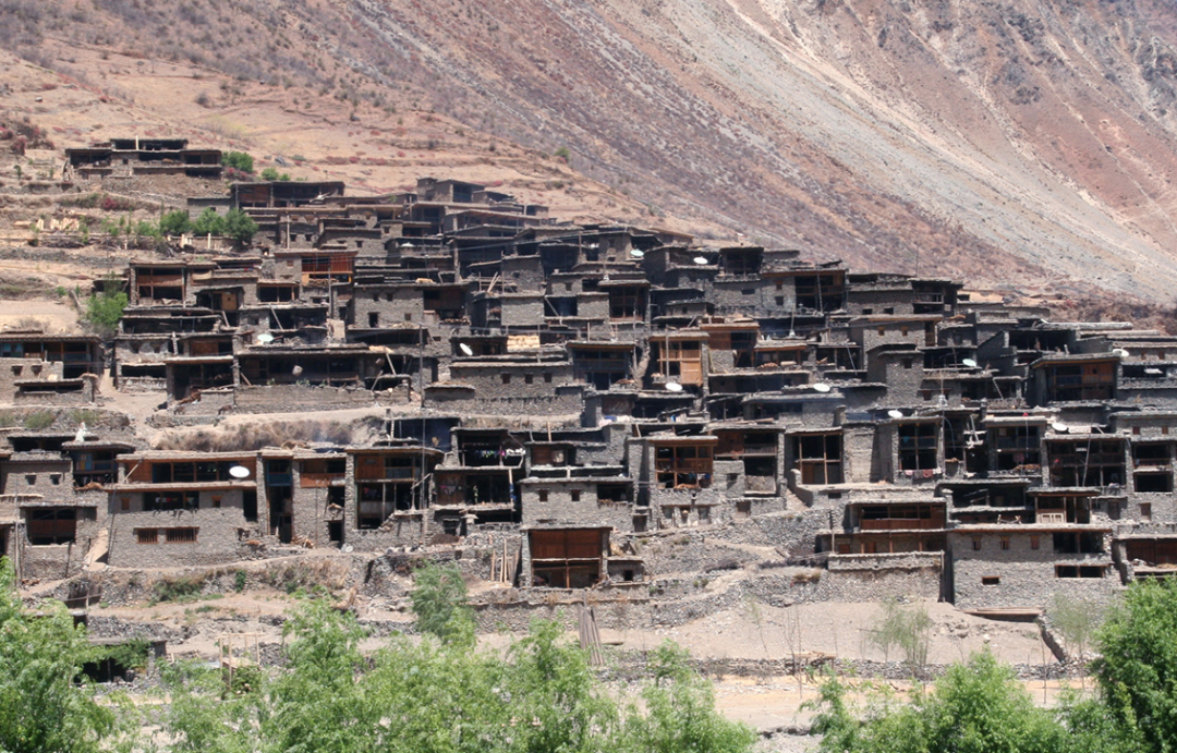 俄亚大村处于云川两省丽江,中甸,宁蒗,稻城,木里5县的交界处,四周被