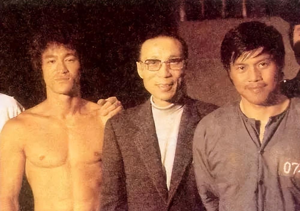 史泰龍挑戰李小龍,被一腳踢飛10米遠,結果成龍不服