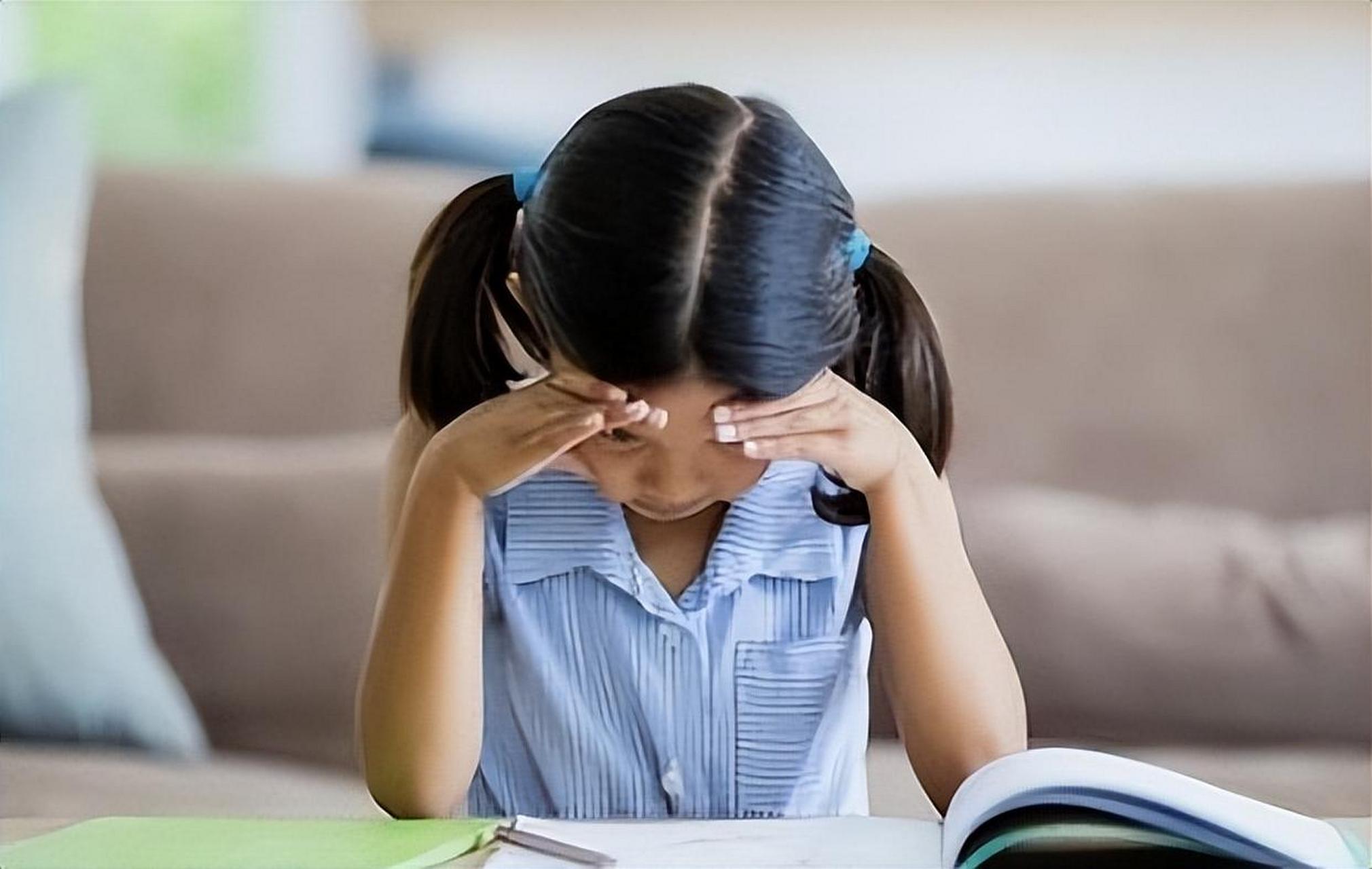 造成学生自卑的原因一方面是性格,另一方面就是后天带养环境所致.