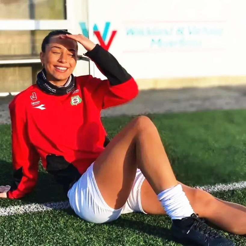 哈兰德女友挺时髦,穿2.7万的外套挺潮酷,有颜值还有气质