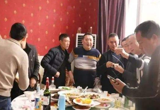 一组同学聚会不雅照曝光,画面辣眼不忍直视,网友:这是谁的老婆