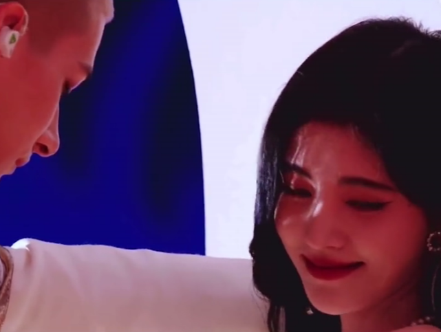 米卡壁咚鞠婧祎,姐姐的眼神无比撩人,高级感的娇羞堪称教科书