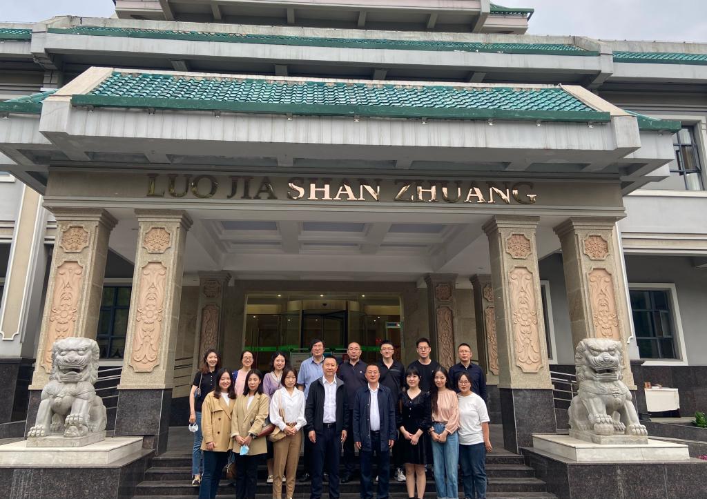 校长刘进带队看望武汉大学在读博士和本科交流生