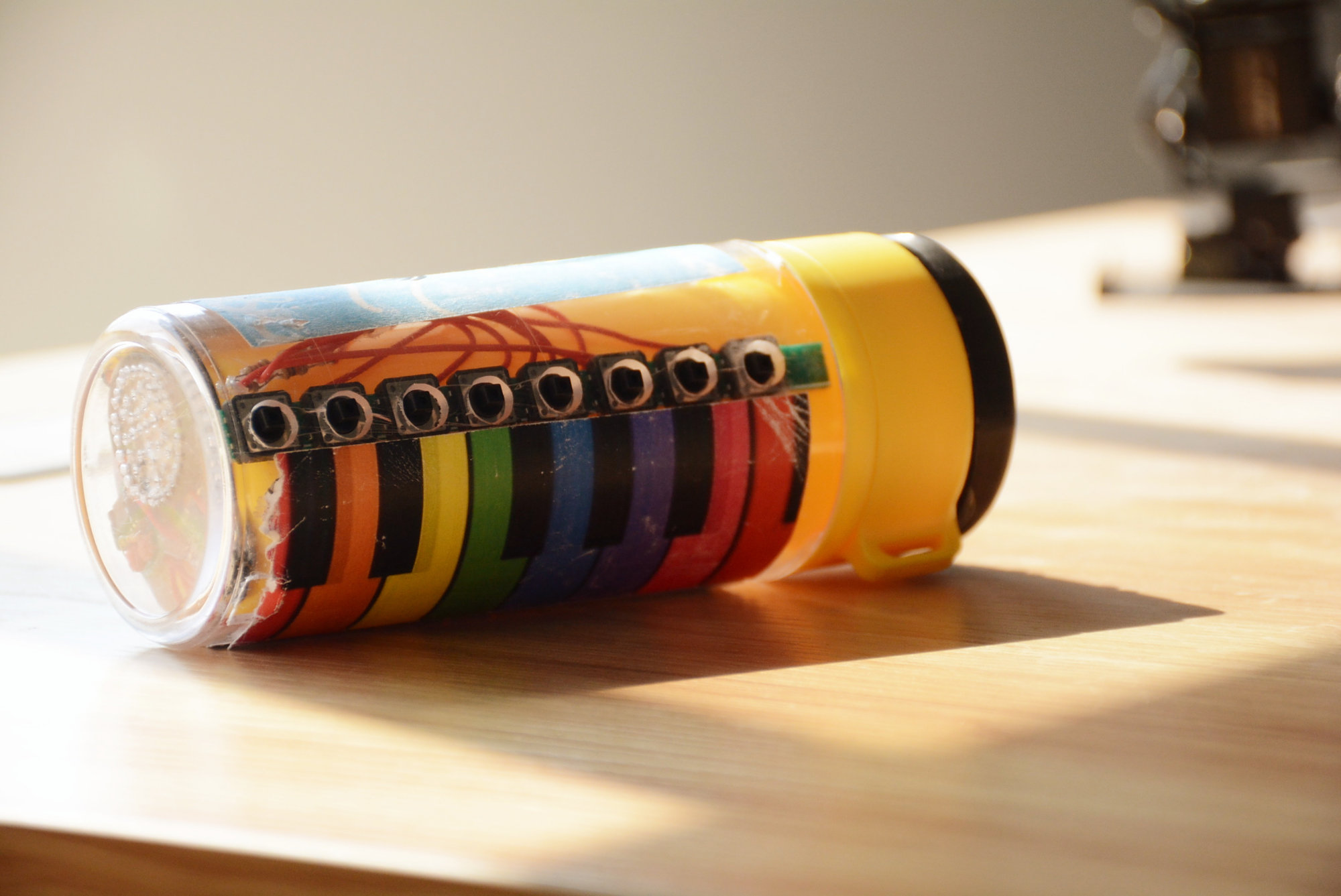 孩子经常忘记喝水怎么办?奇思妙想学生发明了"电子琴水杯"