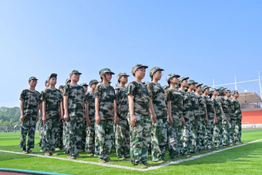 武冈一中2021级高一新生军训,青春帅气靓丽!