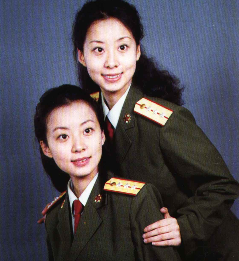 99年阅兵,一对双胞胎军花在队伍中走红,时隔多年她们还在部队吗