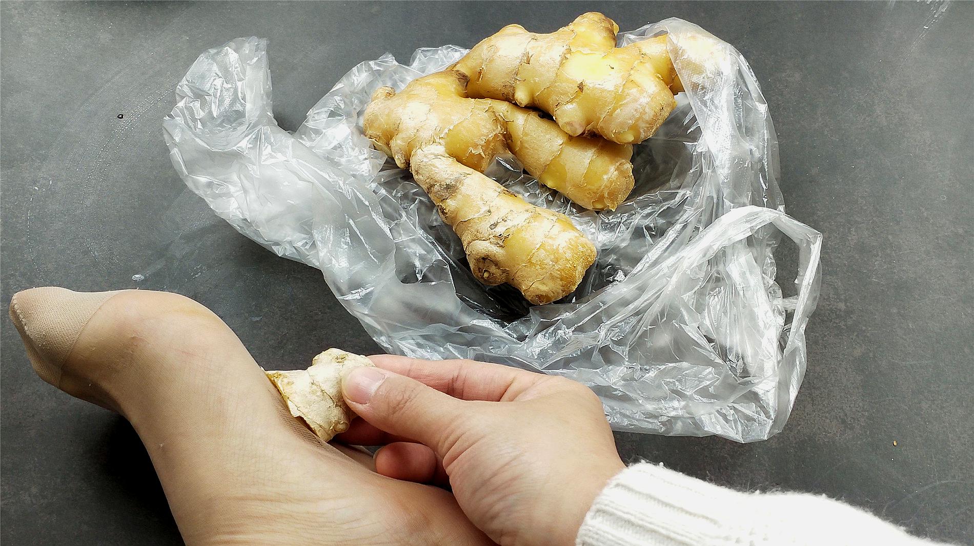 睡前坚持用"生姜"涂脚底,一段时间后,4个"变化"悄悄靠近你