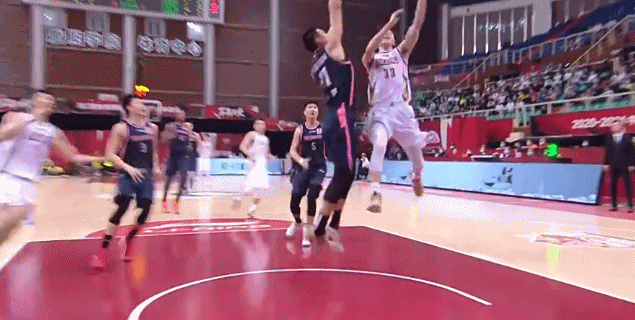 跟腱断裂!脚踝严重扭伤!一场比赛重伤三人,太惨烈了